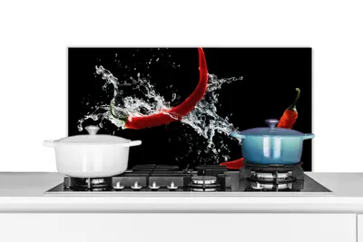 Produktbild von KitchenYeah®  Spritzschutz Küche - Küchenrückwand - Wandschutz für Herd und Spüle - Chilischote - Stilleben - Wasser - Schwarz - Rot 80x40 - Alu-Dibond (Alternative zum Spritzschutz aus Glas) - Hitzeb