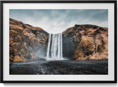 Produktbild von Wasserfall zwischen Felsen– Wandbild mit Rahmen – Gerahmtes Bild  – Wanddekoration – 100x70 cm –  Schwarz Rahmen