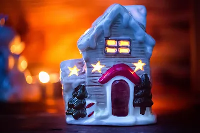 Produktbild von Keramik Weihnachts-Haus Teelichthalter 10 x 12,5cm