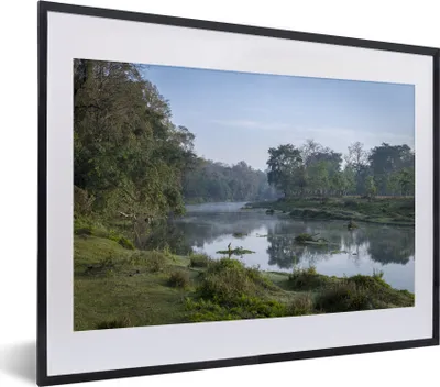 Produktbild von MuchoWow® MuchoWow® Gerahmtes Poster Sonnenaufgang am Fluss im Chitwan-Nationalpark, Nepal 40x30 cm - Poster mit zchwarzem Bilderrahmen - Bilderrahmen - Poster im Rahmen