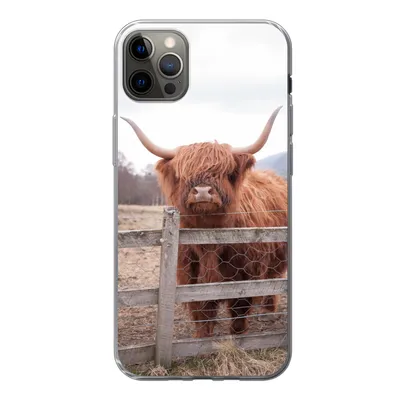 Produktbild von MuchoWow® Handyhülle Schutzhülle Hülle für iPhone 12 Pro Max Scottish Highlander - Gras - Zaun Silikon Softcase Handy Hülle - Hartschale