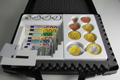 Produktbild von Euro - Geldkoffer magn. 37 Scheine/ 57 Münzen/ 18 Rechenzeichen Koffer+Einsatz