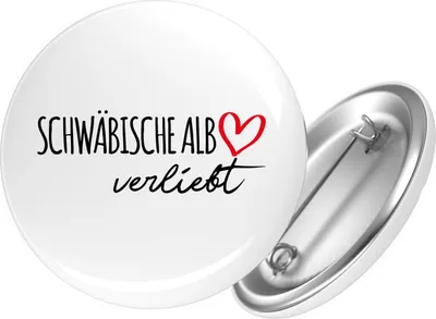 Produktbild von Huuraa Button Schwäbische Alb verliebt 59mm rund mit Sicherheitsnadel Ansteckbutton Geschenkidee