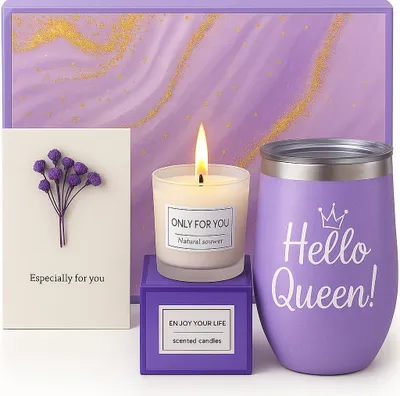 Produktbild von Geschenkset für Frauen mit lila Tasse, Kerze, Strohhalm und blumiger Grußkarte - WOMGIFTPURPLE