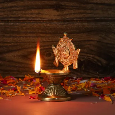 Messing Diya Öllampe, handgefertigt, goldfarben, 7x6x12 cm