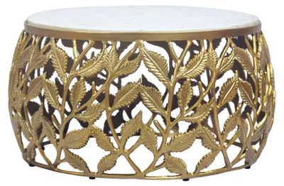 Couchtisch rund 60 cm Gold mit runder Marmorplatte auf goldfarbenem Gestell mit Blattmuster.