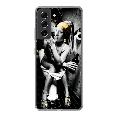 Produktbild von MuchoWow® Handyhülle Schutzhülle Hülle für Samsung Galaxy S21 FE Marmoroptik - Mädchen mit Perlenohrring - Zigaretten - Toilette - Gold - Kunst - Alte Meister Silikon Softcase Handy Hülle - Mobiltelefonhülle