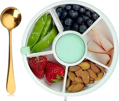 Productafbeelding van Kinder-Snack-Jugendcontainer: Transparante, herbruikbare snackzak voor fruit, bijvoorbeeld een meloenmix, met deksel en een groene lepel.