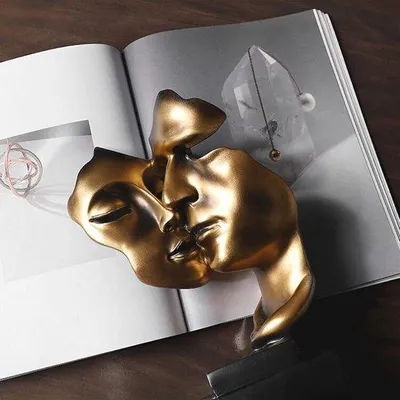 Image de Sculpture abstraite en résine Unyqoos®, couple amoureux – Noir/Or, 27 x 11 x 15 cm, 800 g – Décoration moderne pour salon, bureau et bar