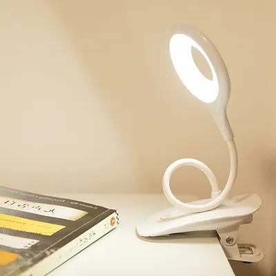 Produktbild von ZELURXX Klemmlampe für Bett, Leselampe Nachttisch mit Clip, Touch-Steuerung, Augenschutz, USB-aufladbarer Akku, Schwanenhals-Design, 3 Modi, Weiß
