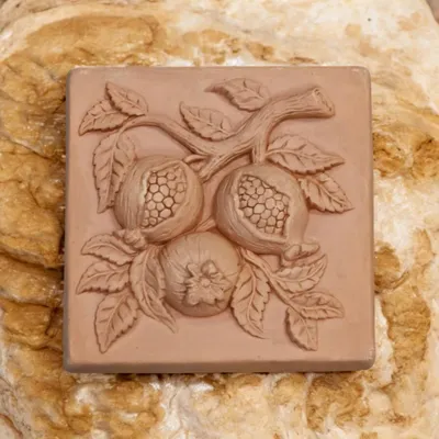 Produktbild von Handarbeit aus Italien: Wandrelief Granatapfel 18x18cm