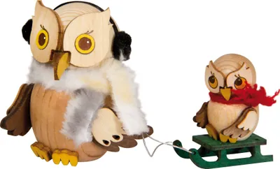 Produktbild von Drechslerei Kuhnert - Mini-Eulen aus Holz - Schlittenfahrt mit Kind - ca. 7 cm groß - als Dekoration oder Geschenk geeignet
