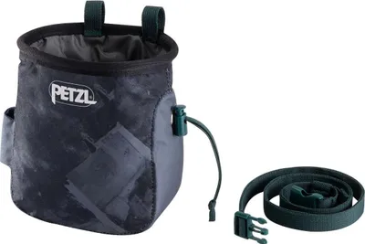 Schwarzer ergonomisch geformter Chalkbag von Petzl mit Kordelzug und separatem schwarzen Gurt mit Klickverschluss