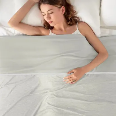 Produktbild von Kühldecke 100x150 cm – Eisseide, doppelseitig selbstkühlend, maschinenwaschbar, ideal für Sommer & Übergangszeit