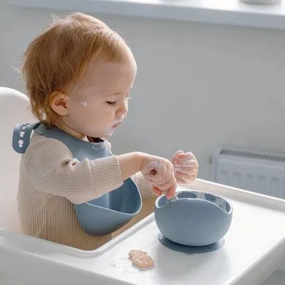 Produktbild von Baby-Set mit Reißverschluss - Kinderkom, Kinderbord, Babybord, Kinderservietten, Babybesteck - 100% Silikon - Magnetron, Ofen, Kühlschrank und Geschirrspülerbeständig - Blau