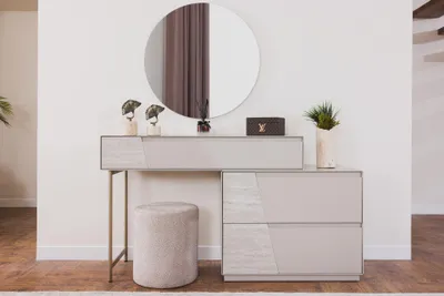 Produktbild von Schminktisch mit Spiegel + Hocker Klare Formen, gemütliches Interieur