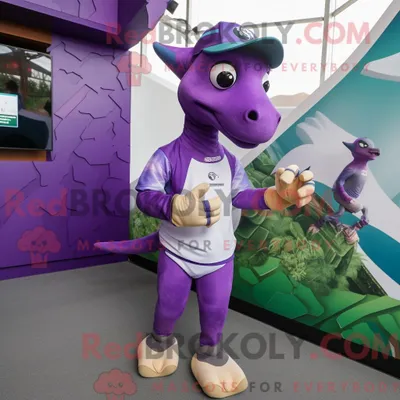 Obrázok produktu pre Postava maskota REDBROKOLY, fialového parasaurolofa oblečeného v bežeckých šortkách a s hodinkami
