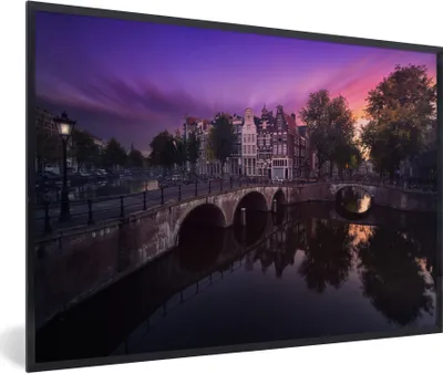 Produktbild von MuchoWow® Gerahmtes Poster Bild der Keizersgracht in Amsterdam unter einem bunten Himmel 90x60 cm - Poster mit Schwarzem Bilderrahmen Wandposter Rahmen Foto Bilder - Fotorahmen - Foto-Plakat