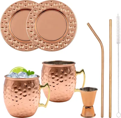 Produktbild von Intirilife Moscow Mule Becher 2er Set- 450 ml- Cocktailbecher -2 Kupferbecher,2 Untersetzer,2 Strohhalme,1 Barmaß & Reinigungsbürste & Rezeptbuch- kupferbeschichteter Edelstahlbecher- Party Geschenk
