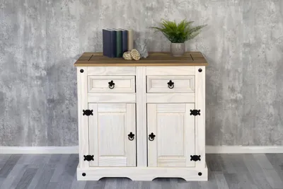 Produktbild von Kommode Cancun, Pinienholz massiv, Sideboard mit 2 Türen & 2 Schubladen, weiß lasiert, Schwarze Metallgriffe, honigfarbene Deckplatte