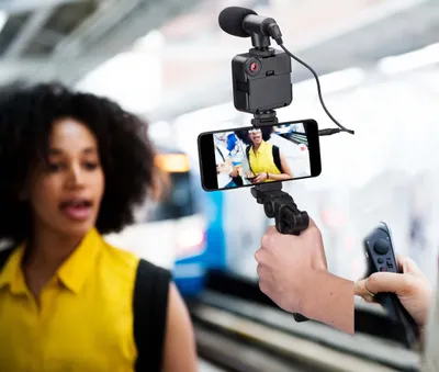 Produktbild von Grundig Ed-38135: 3-in-1 Selfie Studio Vlogging Kit mit Beleuchtung, Mikrofon und Stativ