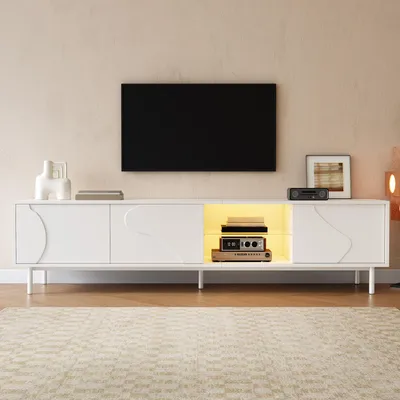Produktbild von TV-Schrank mit drei Schiebetüren MDF weiß Glasboden, per App steuerbare LED-Beleuchtung dünne Stahlfüße minimalistisches Wohnzimmer Staurschrank