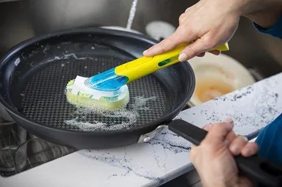 Zdjęcie produktu dla Żółta szczotka elastyczna z zbiornikiem i dozownikiem