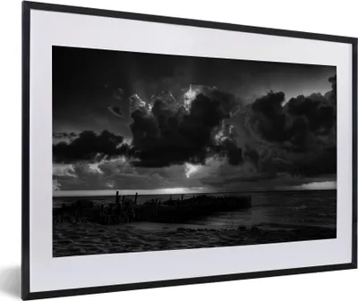 Produktbild von MuchoWow® MuchoWow® Gerahmtes Poster Sonnenuntergang mit Wolken, Isla Mujeres - Schwarz und weiß 60x40 cm - Poster mit zchwarzem Bilderrahmen - Schlafzimmer - Plakat in Rahmen - Drucken