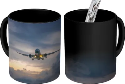Obrázok produktu pre MuchoWow® Magický pohár Lietadlo na tmavej oblohe 350 ml Pohár na zmenu farby Darček Nápad na darček - Foto hrnček