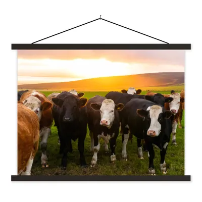Produktbild von MuchoWow® Textilposter Kühe - Hügel - Sonnenuntergang - Gras - Grün 150x113 cm mit holzfarbenen Rahmen - Poster