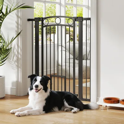 Image de Barrière pour animaux de compagnie noire avec chatière, barrière de sécurité pour escalier, acier et plastique, noire | 106 cm de hauteur | 76–104 cm de largeur | Montage par pression et perçage