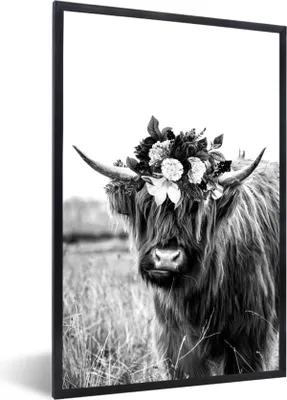 Produktbild von MuchoWow® Gerahmtes Poster Schottischer Highlander auf einer Wiese - schwarz und weiß 60x90 cm - Poster mit Schwarzem Bilderrahmen Wandposter Rahmen Foto Bilder - Kunst