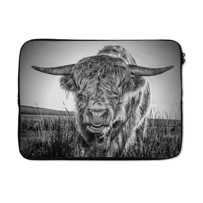 Produktbild von MuchoWow® Laptop Hülle 13 Zoll Schottischer Highlander - Schwarz und Weiß Laptoptasche - Laptophülle - Sleeve - Rundumschutz