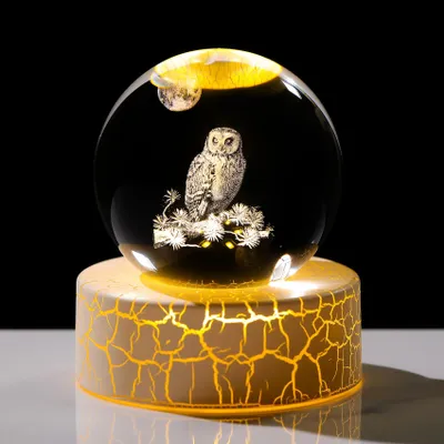 Produktbild von Kristallkugel 6 cm, 3D Eule Gravur, warmes Licht, Dekoration für Wohnräume