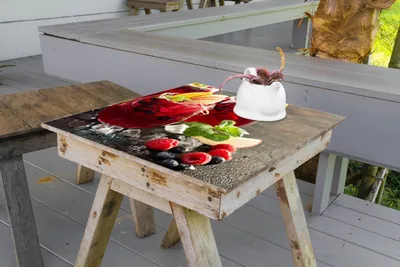 Produktbild von Wallario selbstklebende Möbelfolie/ Tischdecke für Innen und Außen, Größe: 80 x 80 cm - Sommerlicher Wildbeerencocktail