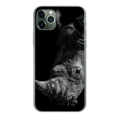 Produktbild von MuchoWow® Handyhülle Schutzhülle Hülle für iPhone 11 Pro Max Nahaufnahme eines Nashorns auf schwarzem Hintergrund Silikon Softcase Handy Hülle - Schutz