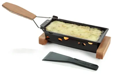 Imagen del producto de Boska Raclette Oslo para 2 personas: Mini raclette para dos, con espacio para dos veladoras. Diseño característico de madera e incluye espátula. [Ideal para servir delicias con queso fundido o verduras a la parrilla]. [Con revestimiento antiadherente]