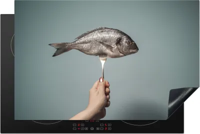 Produktbild von KitchenYeah© Herdabdeckplatte Fisch auf einer Silbergabel , 81x52cm, Küche Deko, Glaskeramikkochfeld Herdabdeckung, Abdeckplatte fùr Kochfeld