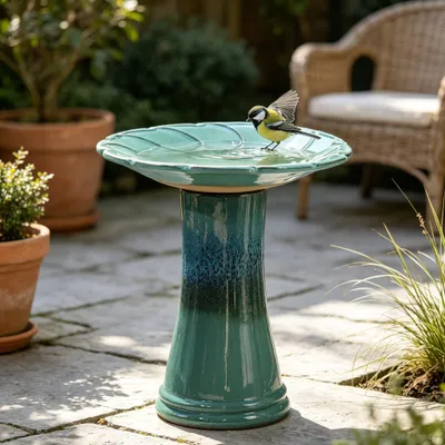 Productafbeelding van Keramische vogelbad, diameter 43 cm, hoogte 45 cm, met bladreliëf, doorlopende glazuur, vorstbestendig, weerbestendig, geschikt voor tuin/terras. Kleur: Teal Blue (een blauwgroene tint)