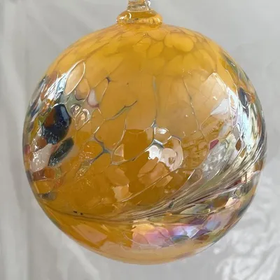 Immagine prodotto di Palla ornamentale in vetro color ocra, da appendere