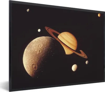 Produktbild von MuchoWow® Gerahmtes Poster Saturn mit Monden 40x30 cm - Poster mit Schwarzem Bilderrahmen Wandposter Rahmen Foto Bilder - Kunstposter - Wanddekorationen