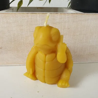 Produktbild von Bienenwachskerze Schildkröten Kerze zeigt Mittelfinger 6 cm