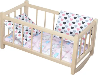 Immagine prodotto di Un letto per bambole in legno, una culla con lenzuola grigie con motivo a cuori e un materasso