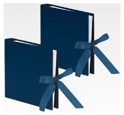 Produktbild von Ringbuch Fotoalben mit Schleife | Fotoalbum zum Einkleben | Fotobuch zur Selbstgestaltung | Geschenk zur Hochzeit | Fotoalbum mit weißen Seiten | 290x290mm | 2 Stück | Farbe: Blau | Navy