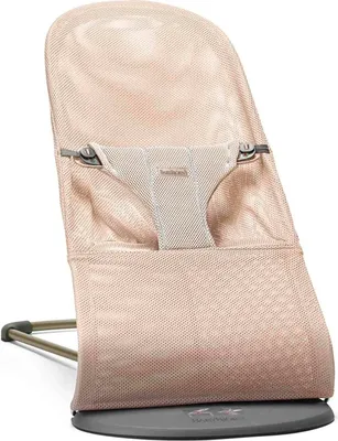 Produktbild von BabyBjörn Babywippe Bliss Mesh, Perlmuttrosa, graues Gestell, ergonomisch, 3 Positionen (Schlafen, Ruhen, Spielen), einklappbar, Bezug 40°C waschbar, von Geburt an bis ca. 2 Jahre, Kind schaukelt selbstständig, schadstofffrei