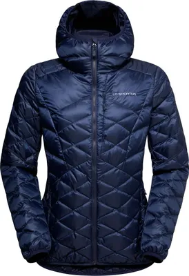 Dunkelblaue isolierte Damenjacke von La Sportiva mit Kapuze und gestepptem Design.