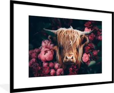 Produktbild von MuchoWow® Gerahmtes Poster Kuh - Schottischer Highlander - Blumen - Botanisch 90x60 cm - Poster mit Schwarzem Bilderrahmen Wandposter Rahmen Foto Bilder - Wanddekoration - Fotos