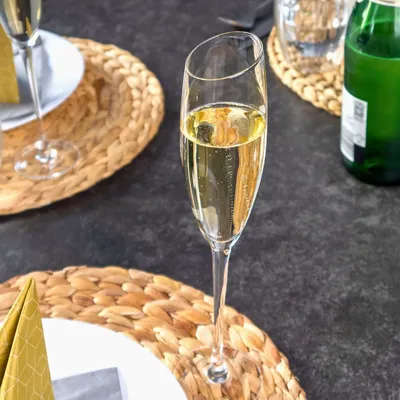 Produktbild von Intirilife 4x Champagner Glas mit moderner Kante - 150 ml Füllmenge - Sekt Prosecco Glas Spülmaschinenfest Kristallglas stoßfest