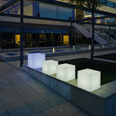 Zdjęcie produktu dla NewGarden CUBY 45: Stolik boczny LED zasilany energią słoneczną, 45 cm, z oświetleniem + RGB, akumulator, pilot, do użytku wewnątrz i na zewnątrz, klasa odporności IP65