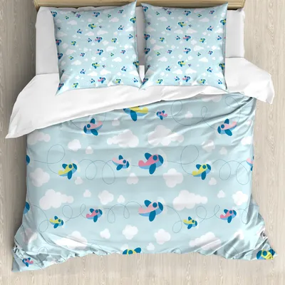 Image de Ensemble de housse de couette ABAKUHAUS, motif caricatural représentant un ciel avec des avions et des nuages tourbillonnants, 155 x 220 cm + 80 x 80 cm, bleu bébé, blanc, rose